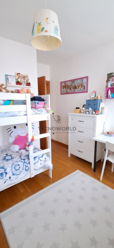 Scopri questo splendido appartamento situato al secondo e ultimo piano di un condominio servito d...