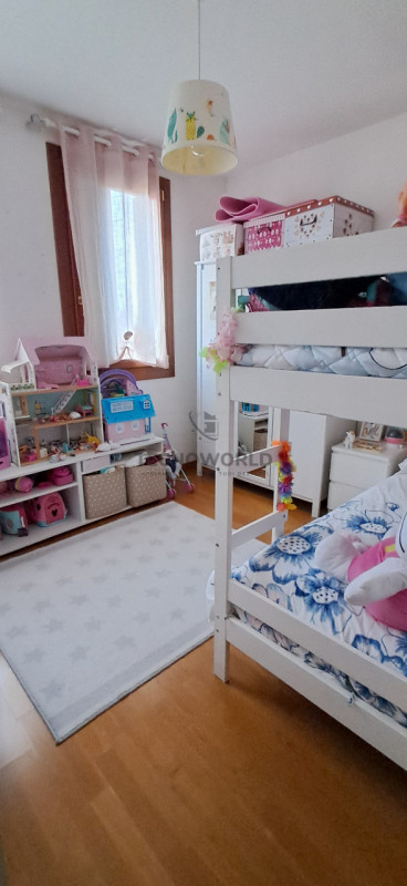 Scopri questo splendido appartamento situato al secondo e ultimo piano di un condominio servito d...