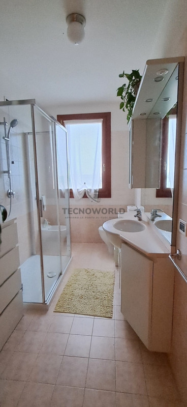 Scopri questo splendido appartamento situato al secondo e ultimo piano di un condominio servito d...