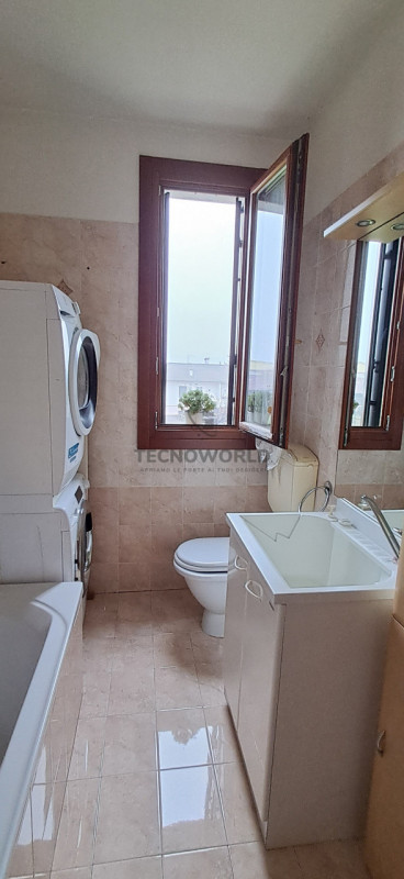 Scopri questo splendido appartamento situato al secondo e ultimo piano di un condominio servito d...