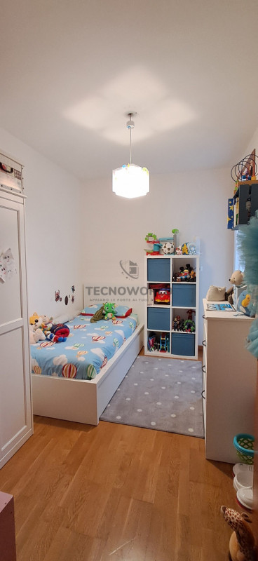 Scopri questo splendido appartamento situato al secondo e ultimo piano di un condominio servito d...