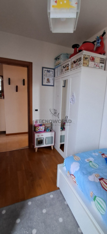 Scopri questo splendido appartamento situato al secondo e ultimo piano di un condominio servito d...