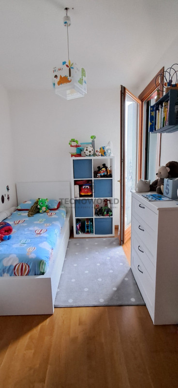 Scopri questo splendido appartamento situato al secondo e ultimo piano di un condominio servito d...