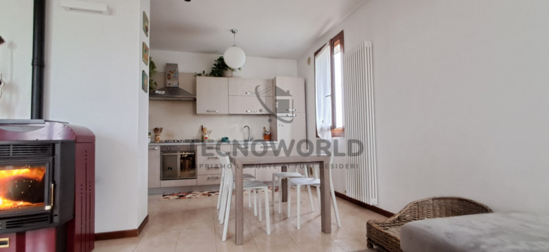 Scopri questo splendido appartamento situato al secondo e ultimo piano di un condominio servito d...