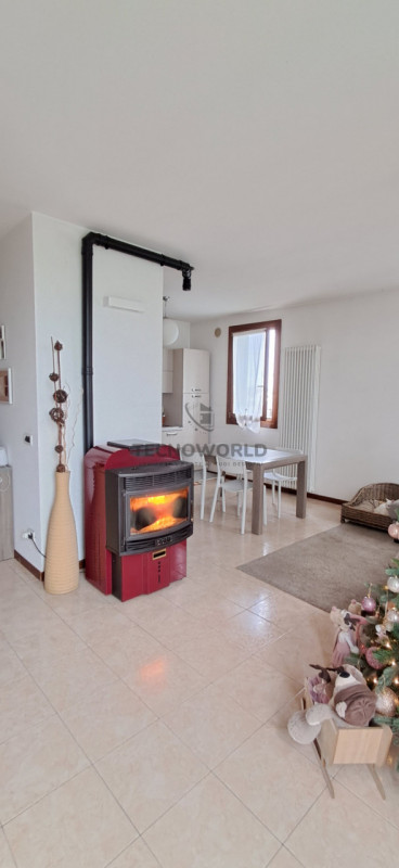 Scopri questo splendido appartamento situato al secondo e ultimo piano di un condominio servito d...