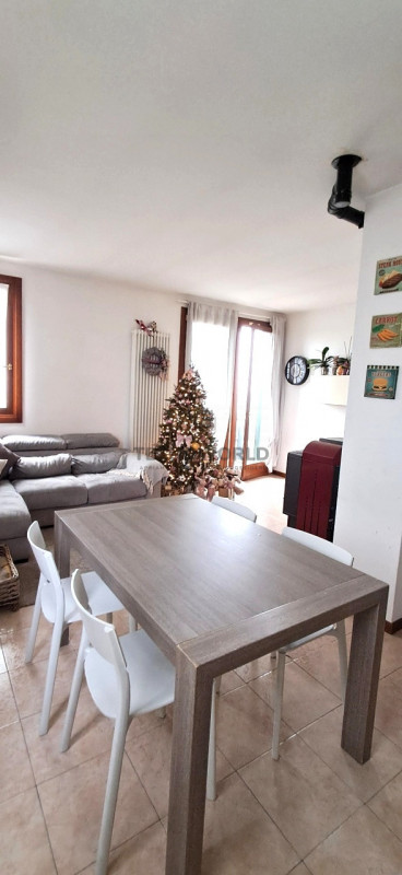 Scopri questo splendido appartamento situato al secondo e ultimo piano di un condominio servito d...