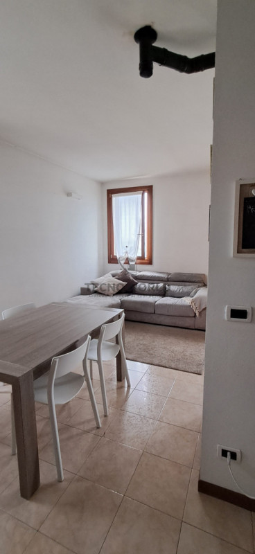 Scopri questo splendido appartamento situato al secondo e ultimo piano di un condominio servito d...