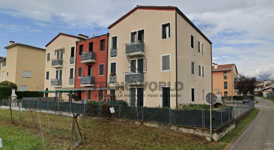 Scopri questo splendido appartamento situato al secondo e ultimo piano di un condominio servito d...