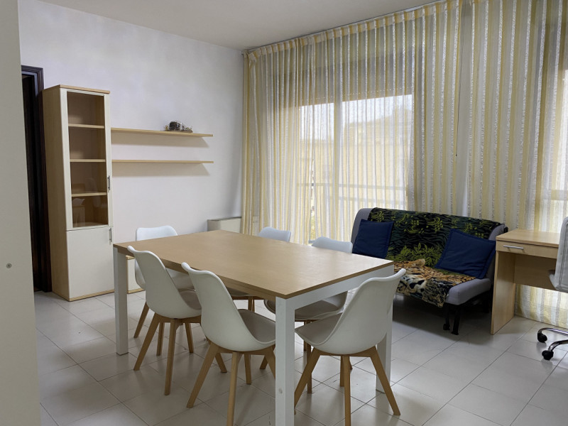 Centro Storico Piazza de Gasperi Appartamento con due camere da letto piano alto luminoso, arreda...