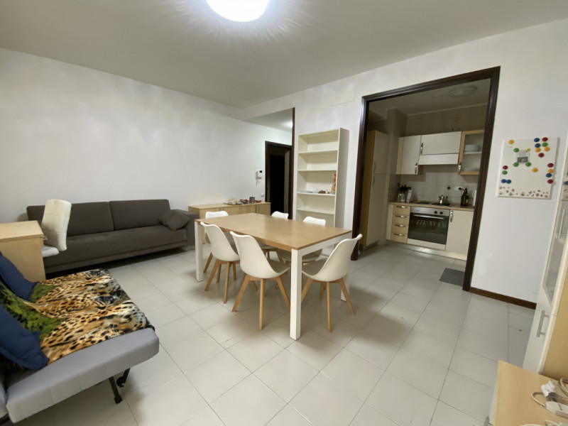 Centro Storico Piazza de Gasperi Appartamento con due camere da letto piano alto luminoso, arreda...