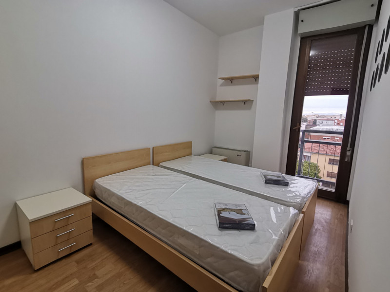 Centro Storico Piazza de Gasperi Appartamento con due camere da letto piano alto luminoso, arreda...