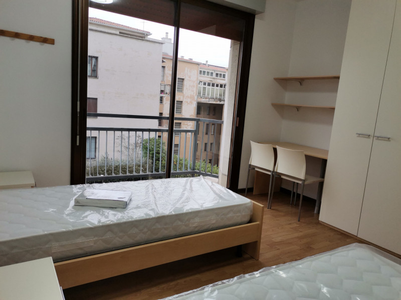 Centro Storico Piazza de Gasperi Appartamento con due camere da letto piano alto luminoso, arreda...