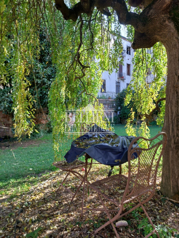 CENTRO STORICO: Nel cuore del centro storico, all’interno di un elegante Palazzo quattrocentesco ...