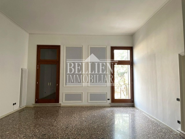 CENTRO STORICO: Nel cuore del centro storico, all’interno di un elegante Palazzo quattrocentesco ...