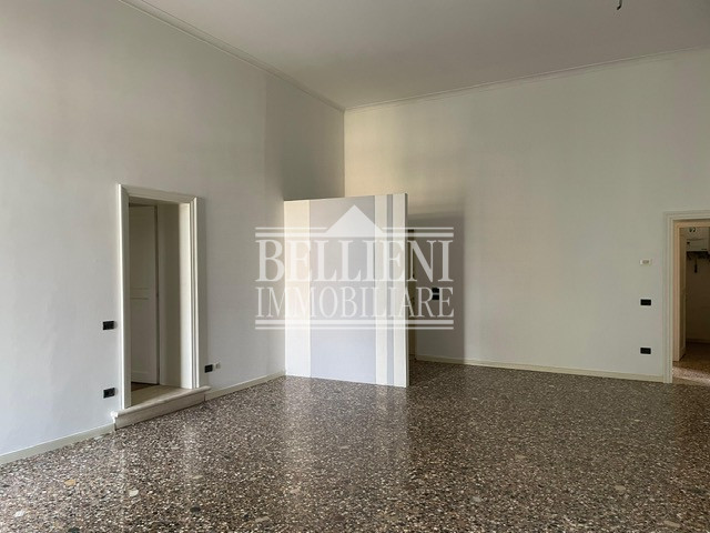 CENTRO STORICO: Nel cuore del centro storico, all’interno di un elegante Palazzo quattrocentesco ...