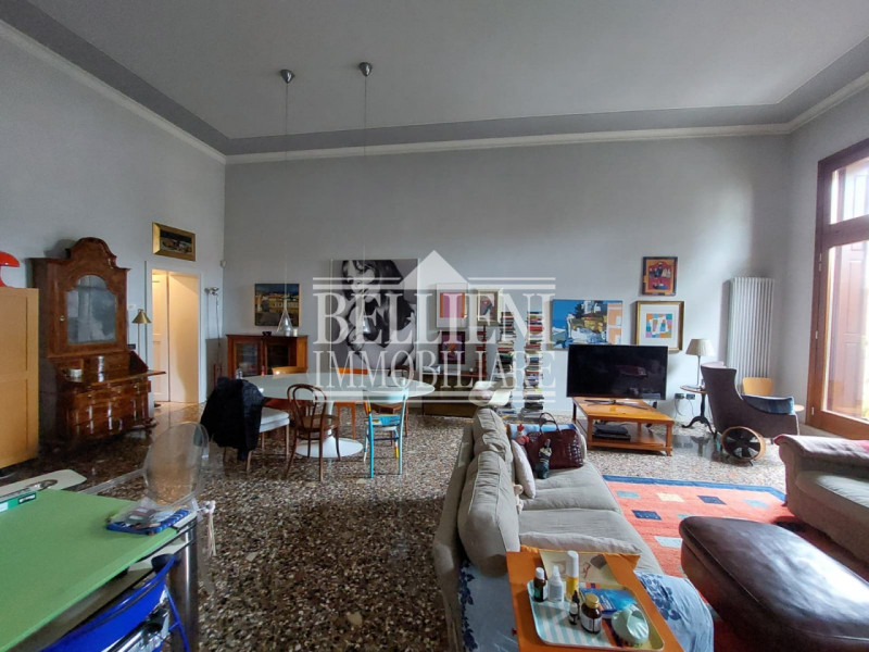 CENTRO STORICO: Nel cuore del centro storico, all’interno di un elegante Palazzo quattrocentesco ...