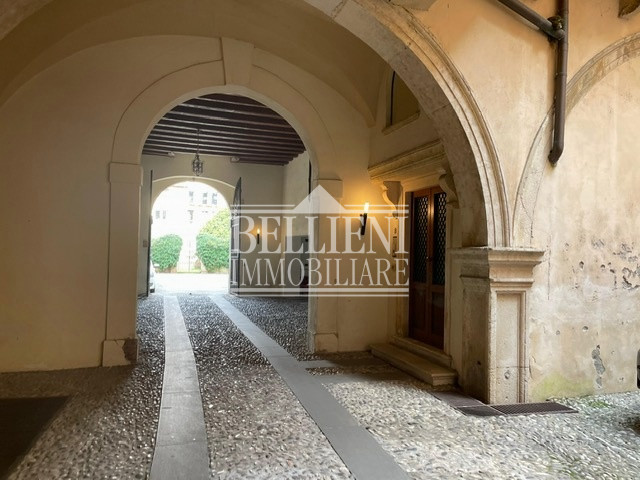 CENTRO STORICO: Nel cuore del centro storico, all’interno di un elegante Palazzo quattrocentesco ...