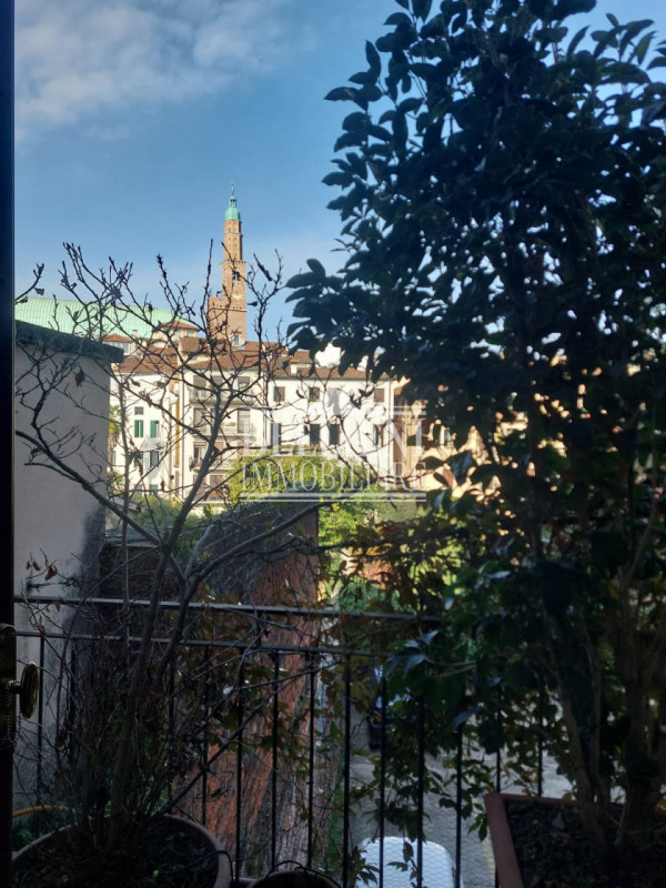 CENTRO STORICO: Nel cuore del centro storico, all’interno di un elegante Palazzo quattrocentesco ...
