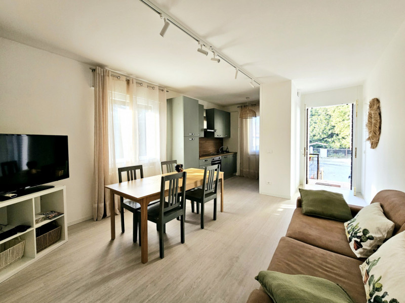 Proponiamo in affitto transitorio un accogliente appartamento, situato nella tranquilla e verdegg...