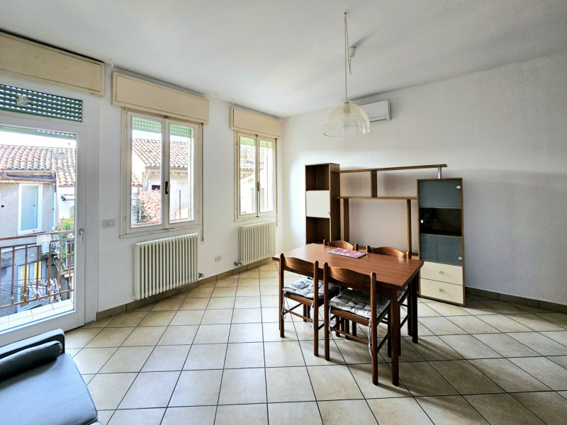 In pieno centro storico a Este, proponiamo in affitto appartamento bilocale, situato al secondo p...