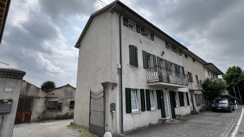 Zanè – In zona comoda al centro, CASA SINGOLA AFFIANCATA composta da soggiorno, cucina, camera ma...