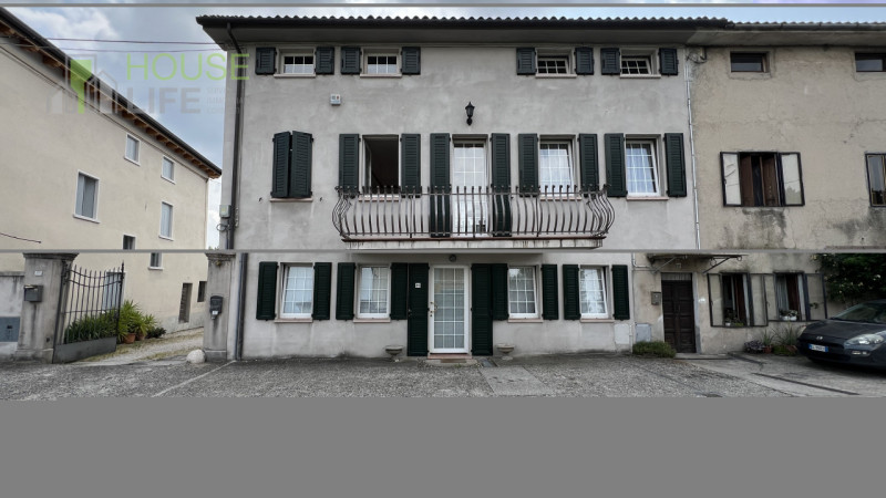 Zanè – In zona comoda al centro, CASA SINGOLA AFFIANCATA composta da soggiorno, cucina, camera ma...