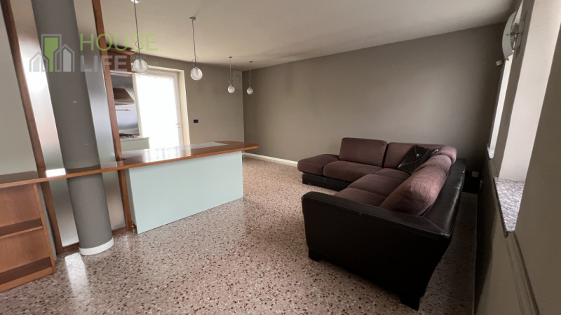 Zanè – In zona comoda al centro, CASA SINGOLA AFFIANCATA composta da soggiorno, cucina, camera ma...