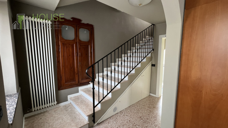 Zanè – In zona comoda al centro, CASA SINGOLA AFFIANCATA composta da soggiorno, cucina, camera ma...