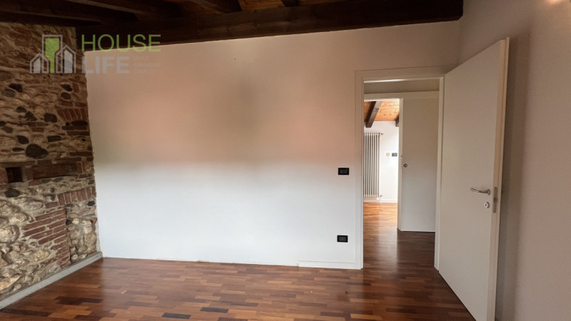 Zanè – In zona comoda al centro, CASA SINGOLA AFFIANCATA composta da soggiorno, cucina, camera ma...