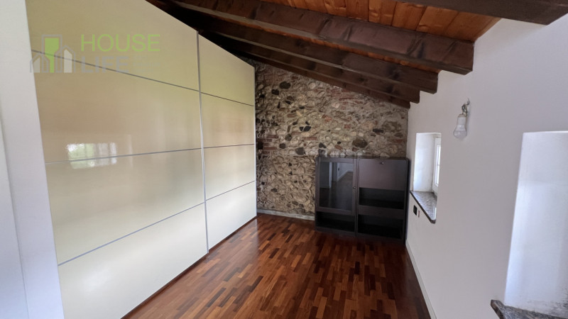 Zanè – In zona comoda al centro, CASA SINGOLA AFFIANCATA composta da soggiorno, cucina, camera ma...