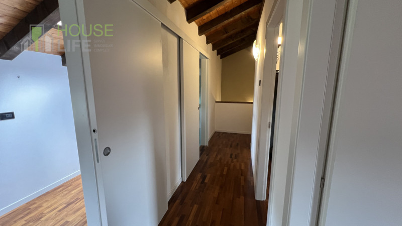 Zanè – In zona comoda al centro, CASA SINGOLA AFFIANCATA composta da soggiorno, cucina, camera ma...