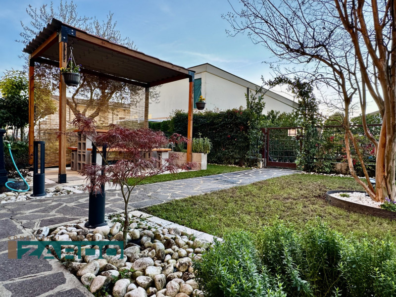 Rif. A-305 (per info 350 5383983 | Giacomo)

Proponiamo in vendita APPARTAMENTO al piano terra di...