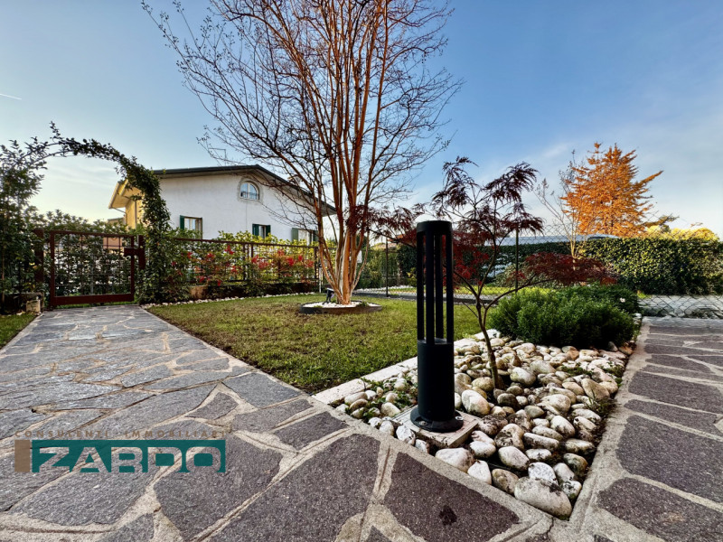 Rif. A-305 (per info 350 5383983 | Giacomo)

Proponiamo in vendita APPARTAMENTO al piano terra di...