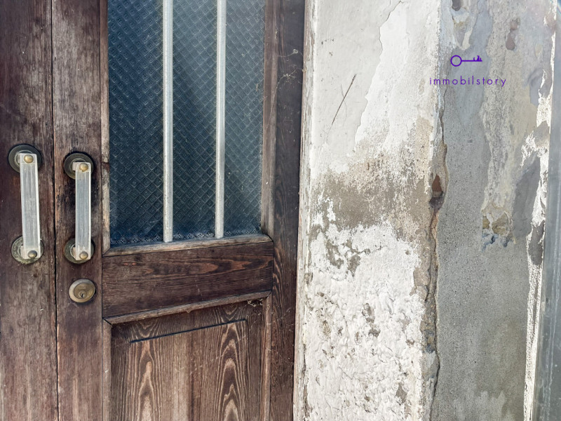 Ci sono case che non ti conquistano al primo sguardo, ma ti restano in mente.
Non tanto per com’e...