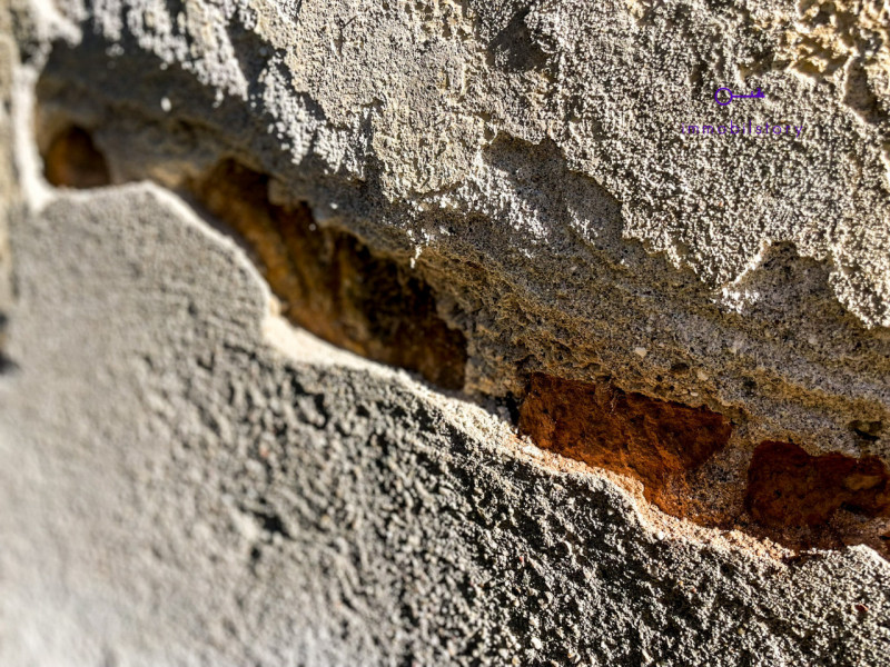 Ci sono case che non ti conquistano al primo sguardo, ma ti restano in mente.
Non tanto per com’e...