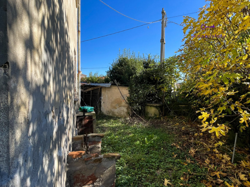 Ci sono case che non ti conquistano al primo sguardo, ma ti restano in mente.
Non tanto per com’e...