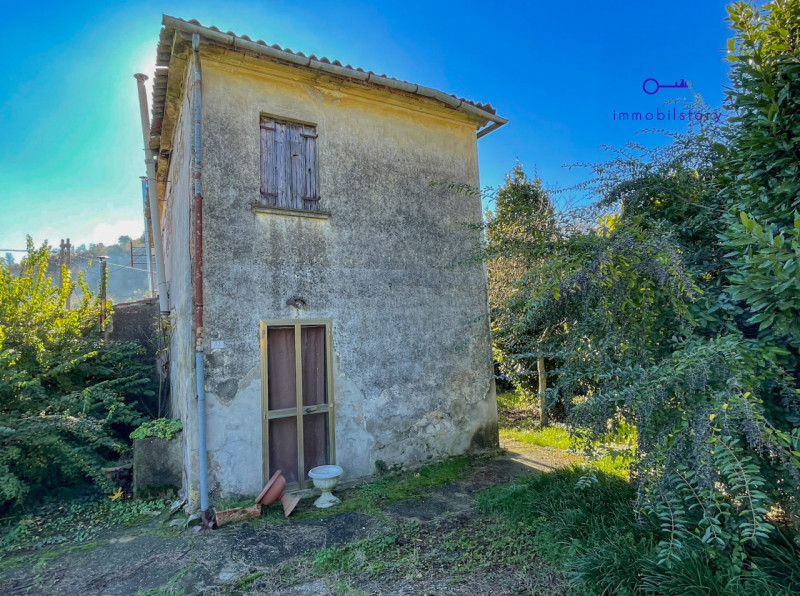 Ci sono case che non ti conquistano al primo sguardo, ma ti restano in mente.
Non tanto per com’e...