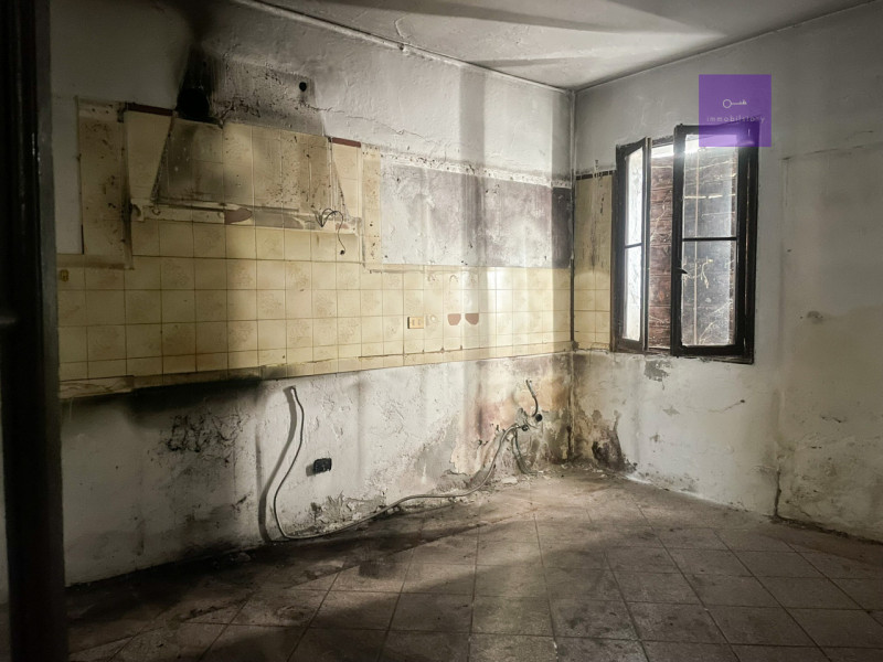 Ci sono case che non ti conquistano al primo sguardo, ma ti restano in mente.
Non tanto per com’e...