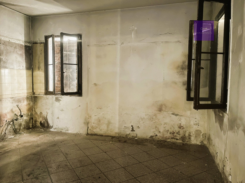 Ci sono case che non ti conquistano al primo sguardo, ma ti restano in mente.
Non tanto per com’e...