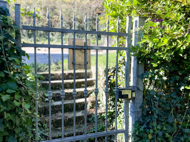 Ci sono case che non ti conquistano al primo sguardo, ma ti restano in mente.
Non tanto per com’e...