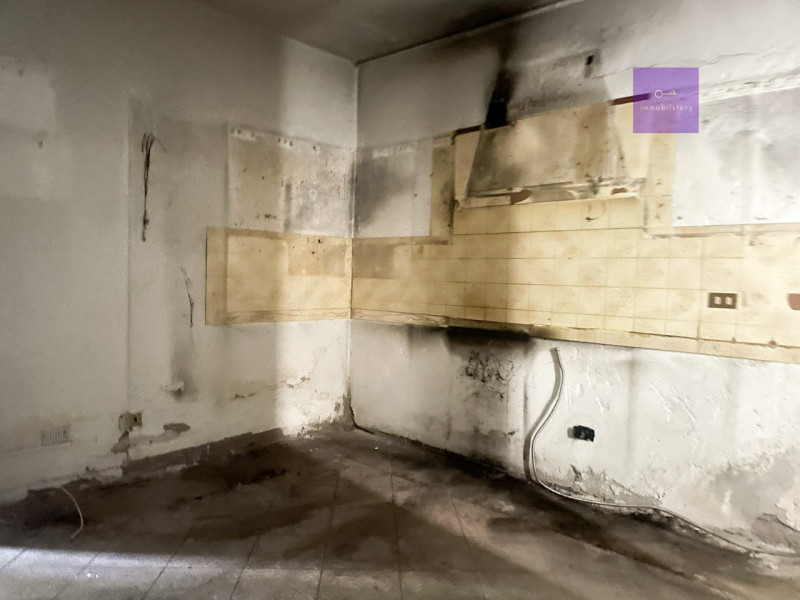 Ci sono case che non ti conquistano al primo sguardo, ma ti restano in mente.
Non tanto per com’e...