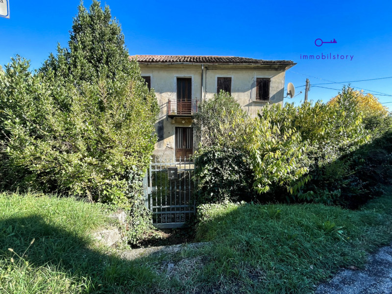 Ci sono case che non ti conquistano al primo sguardo, ma ti restano in mente.
Non tanto per com’e...