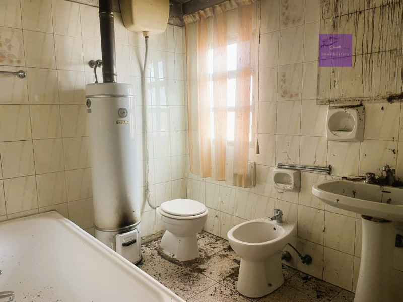 Ci sono case che non ti conquistano al primo sguardo, ma ti restano in mente.
Non tanto per com’e...