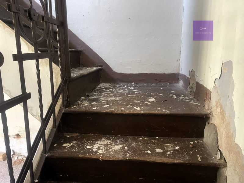 Ci sono case che non ti conquistano al primo sguardo, ma ti restano in mente.
Non tanto per com’e...