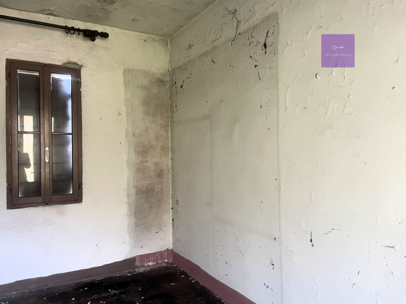 Ci sono case che non ti conquistano al primo sguardo, ma ti restano in mente.
Non tanto per com’e...