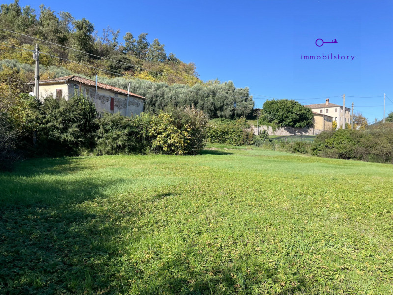 Ci sono case che non ti conquistano al primo sguardo, ma ti restano in mente.
Non tanto per com’e...