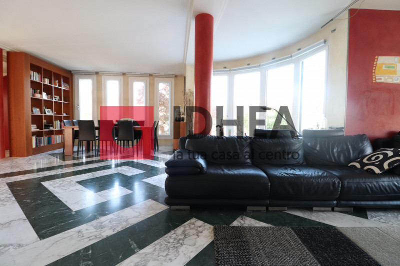 L'Agenzia immobiliare Idhea ha il piacere di proporvi questa splendida villa singola sita nel cuo...