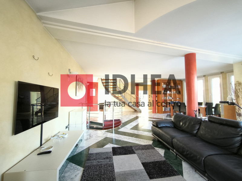 L'Agenzia immobiliare Idhea ha il piacere di proporvi questa splendida villa singola sita nel cuo...
