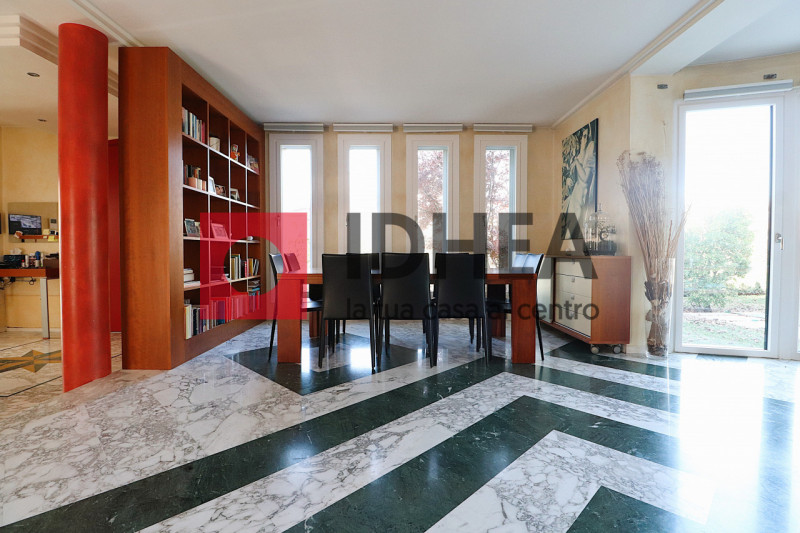 L'Agenzia immobiliare Idhea ha il piacere di proporvi questa splendida villa singola sita nel cuo...