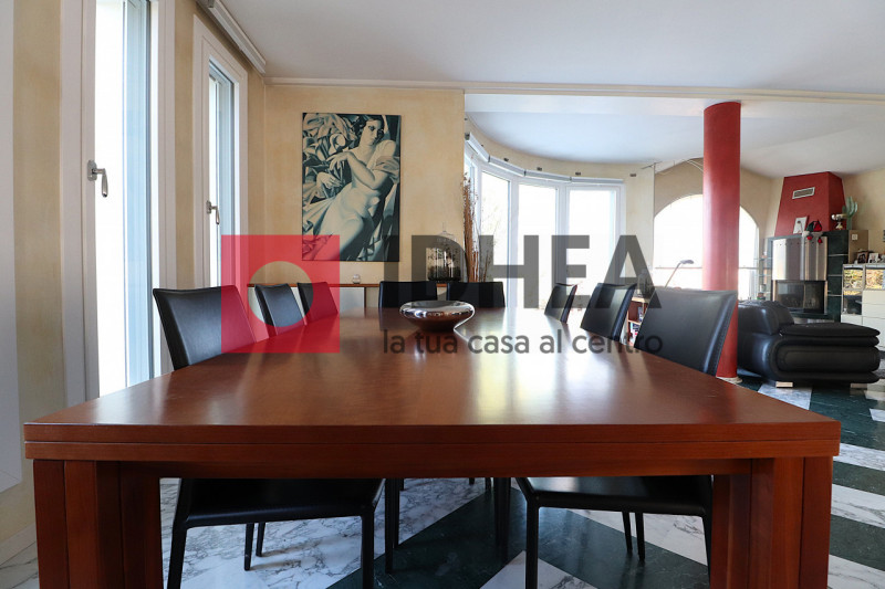L'Agenzia immobiliare Idhea ha il piacere di proporvi questa splendida villa singola sita nel cuo...